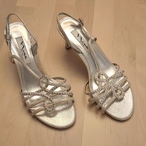 NWOT Nina New York Silver Leather Sole Strappy Elastic Back Formal Sandals
